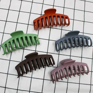 Détail de pinces à cheveux mates de 11cm en cinq tons terreux pour coiffure épaisse