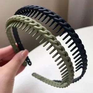 Detail of matte hairbands with non-slip teeth and braided texture in black and olive