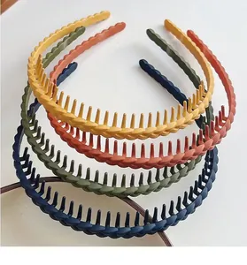 Dettaglio di cerchietti opachi con trama intrecciata e denti antiscivolo
