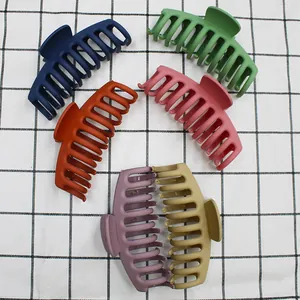 Gros plan de pinces à cheveux mates de 11 cm aux couleurs vives variées