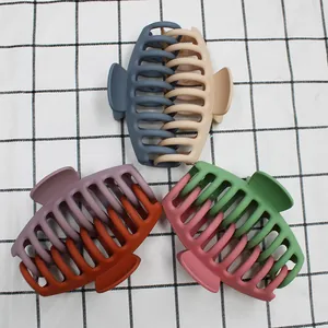 Détail montrant la texture mate et les dents doubles de grandes pinces à cheveux de 11 cm de couleurs