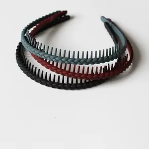 Dettaglio di cerchietti intrecciati opachi con denti antiscivolo in tre varianti colore