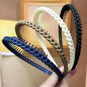 Dettaglio di cerchietti a trama intrecciata con denti antiscivolo in quattro colori