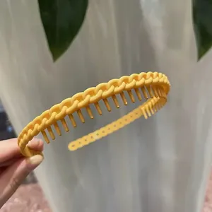 Detail of ginger yellow matte headband with chain design and non-slip inner teeth