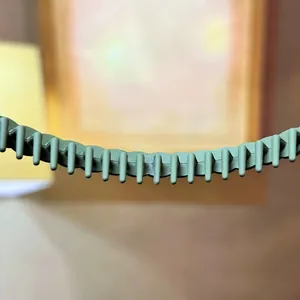 Macro di cerchietto verde scuro opaco con denti fini antiscivolo per capelli