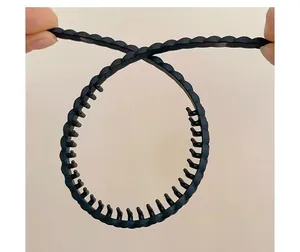 Cerchietto flessibile nero con denti antiscivolo che mostra alta elasticità e durata