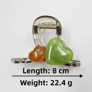 Detailansicht der 8cm Haarklammer in Geleefarbe mit grünen und braunen Herzen