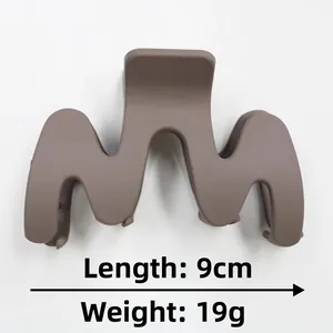 Detailed view of 9cm matte brown M-shaped hair claw with weight and length specs