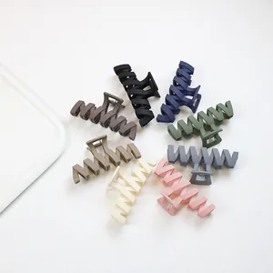 Lot de 8 grandes pinces à cheveux mates en couleurs neutres avec design ondulé