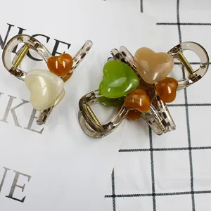 Haarklammern in Herzform aus transparentem Harz mit elegantem mattem Finish