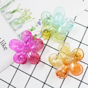 Tre fermagli per capelli a fiore trasparente con sfumature colorate e motivo a macchie