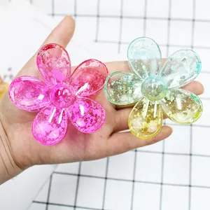 Dettaglio di fermagli per capelli a fiore sfumati trasparenti in rosa e verde lime