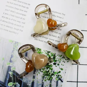 Drei-teiliges Set Herz-Haarklammern aus Acryl in Creme, Braun und Grün für elegantes Styling