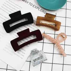 Varietà di eleganti fermagli per capelli in velluto, ambra e finiture olografiche