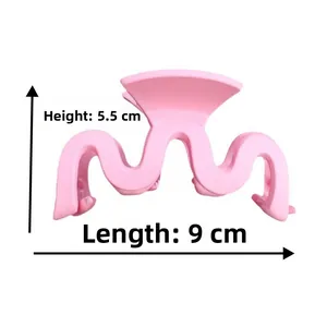 Pince à cheveux rose mat ondulée avec dimensions de 9cm de long et 5,5cm de haut