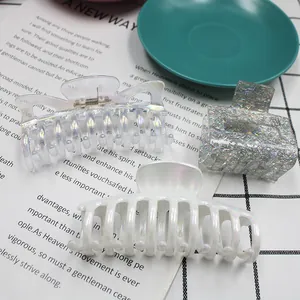 Dettaglio di pinze per capelli iridescenti in tre stili con glitter e finitura perlata