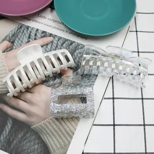 Tre eleganti fermagli per capelli in bianco perlato, trasparente iridato e glitter argento