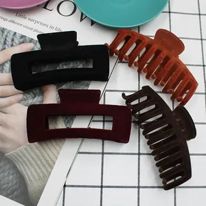 Dettaglio di fermagli per capelli opachi in nero, bordeaux, arancione e marrone scuro