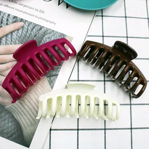 Set di tre mollette per capelli in magenta opaco, marrone lucido e bianco crema