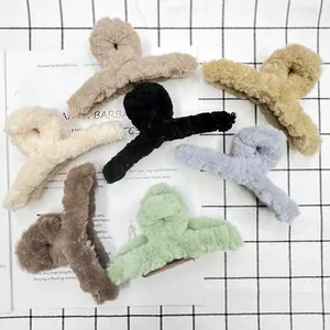 Primer plano de pinzas para el cabello de felpa en colores Morandi y textura suave