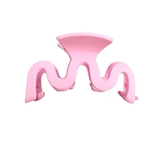 Pince à cheveux élégante rose mat en forme de vague pour un coiffage minimaliste
