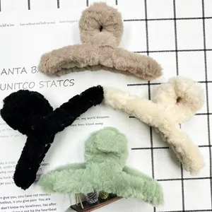 Detalle de pinzas para el pelo de piel sintética en marrón, negro, crema y verde