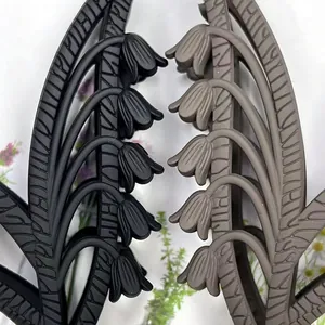 Détail de pinces à cheveux muguet mates en noir et taupe avec accents floraux