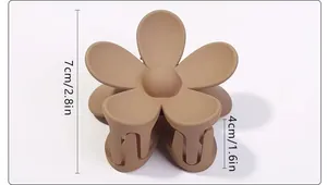 Dettaglio molletta per capelli a fiore opaco color cammello con misure di 7cm