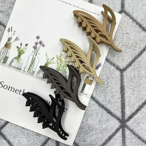 Détail de quatre pinces à cheveux muguet mat en couleurs marron beige gris et noir