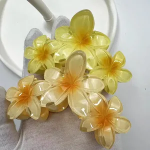 Dettaglio della molletta per capelli Plumeria gialla sfumata con petali in resina