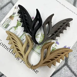 Détail de quatre pinces à cheveux muguet mates en noir beige et couleurs kaki
