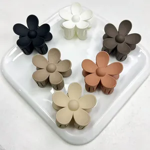 Set di sei mollette per capelli a fiore opache in vari colori Morandi su vassoio