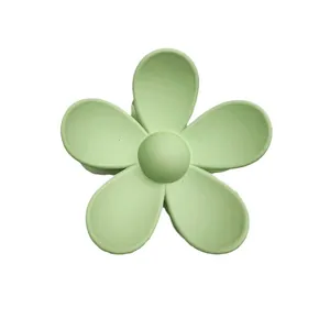 Pinza per capelli a fiore verde menta opaca con design a cinque petali su sfondo bianco