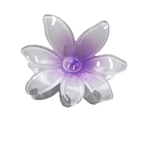 Pince à cheveux fleur de frangipanier dégradée violette avec une finition translucide