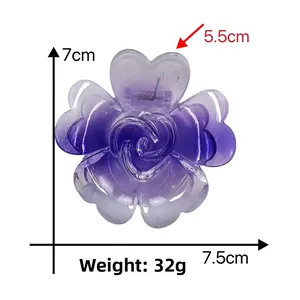 Vista dettagliata di una pinza per capelli a fiore sfumato viola con dimensioni