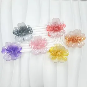 Dettaglio di 6 mollette per capelli a forma di plumeria con sfumature di colori pastello