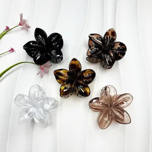Set di cinque mollette per capelli a forma di fiore plumeria leopardate e tinta unita