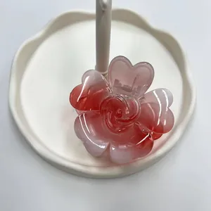 Dettaglio della pinza per capelli a forma di rosa con sfumatura rosa traslucida