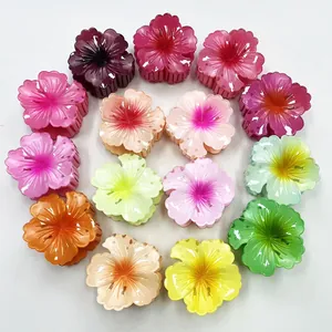 Set di 14 mollette per capelli a fiore in colori assortiti con design realistico su bianco