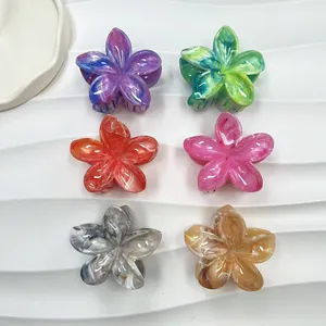 Set di sei mollette per capelli a forma di plumeria con trama effetto marmo colorato