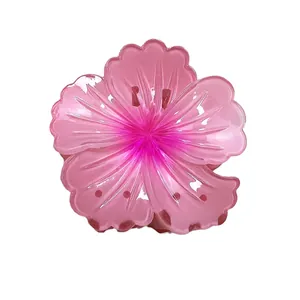 Pinza per capelli a forma di ibisco rosa con petali in resina sfumata lucida