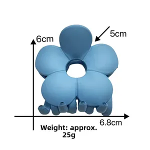 Detailed size chart of a matte blue flower hair claw clip measuring 6.8cm by 6cm
