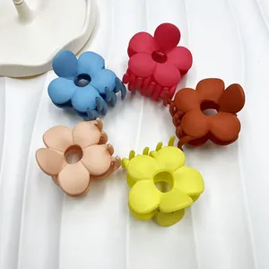 Set di cinque mollette per capelli a forma di fiore in colori pastello opachi su bianco