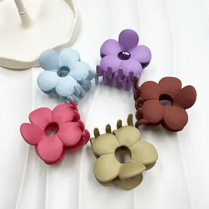 Cinque fermagli per capelli a fiore opaco in colori pastello tra cui blu e viola