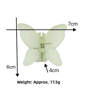 Vue détaillée des dimensions de la pince à cheveux papillon : 7 cm de large et 6 cm