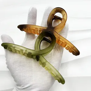 Detail of 13cm gradient hair claw clips with matte finish and non-slip inner teeth