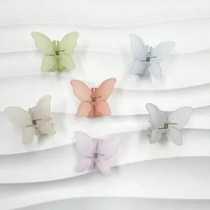 Détail de pinces à cheveux papillon en six couleurs macaron mates avec ressorts dorés