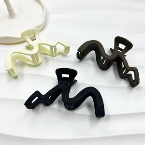 Drei matte Haarklammern in Wellenform in Creme, Braun und Schwarz für dickes Haar Styling