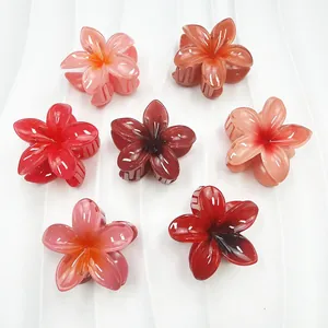 Set mit sieben Frangipani-Haarklammern mit Farbverlauf von Rosa bis Dunkelrot aus Harz