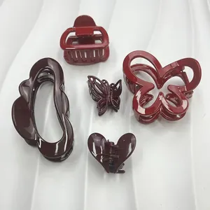 Set di mollette per capelli rosso scuro con forme a farfalla e cuore per acconciature